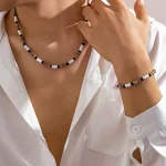 collier perles en noir et blanc