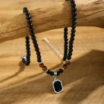 bijou collier de perles noires avec pendentif