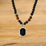 collier perles noires pendentif carré