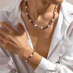 colliers en perles noir blanc marron