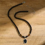 accessoire collier pendentif carré perles noires